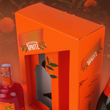 Juomapakkaus sisäosalla Lahjapakkaus juomille aaltopahvista sisäosalla